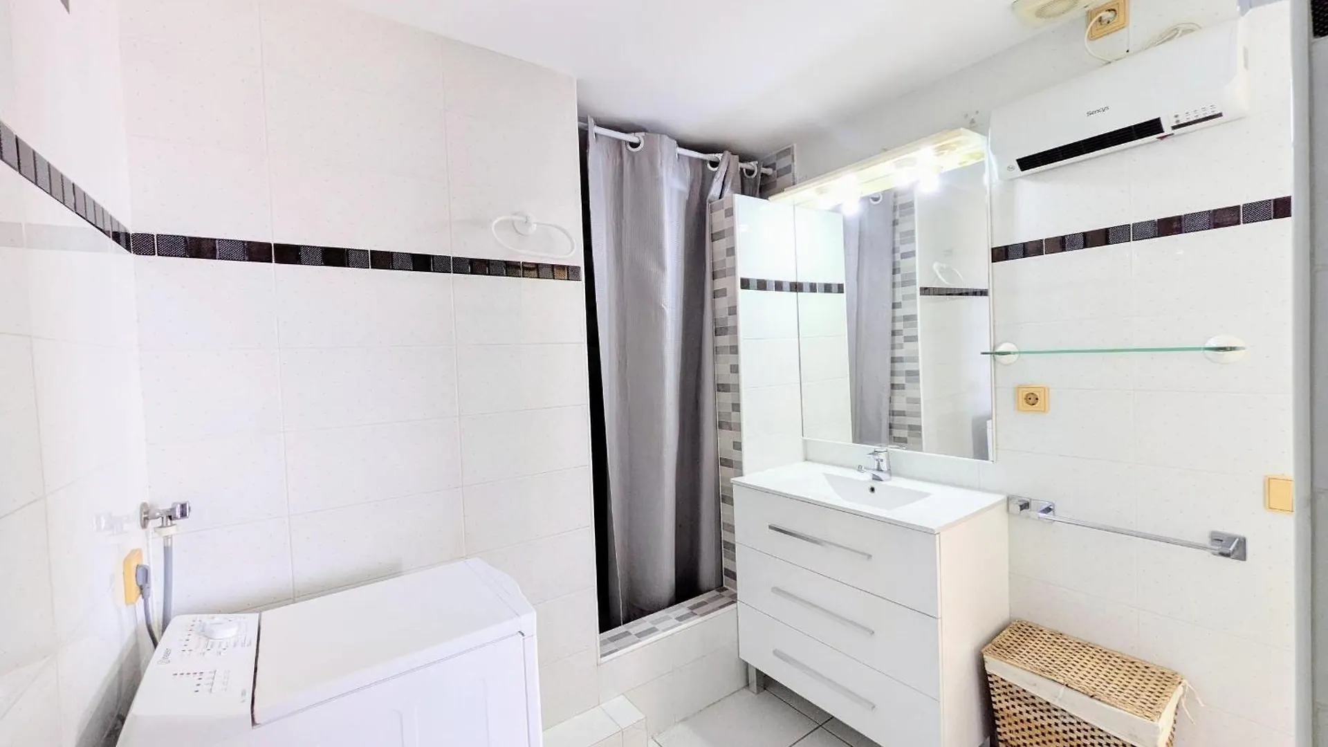 Apartamento Vacaciones Zona Privilegiada: Frente Al Mar Con Terraza, 2 Hab., Rutas De Senderismo, Canyelles Petites - Es-258-72 Roses